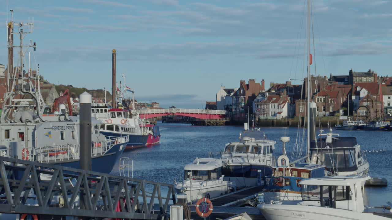 whitby, páramos del norte de york, tiro estático, sol temprano en la mañana costa del patrimonio de yorkshire del norte, yates y abadía bmpcc 4k prores 422 clip 4