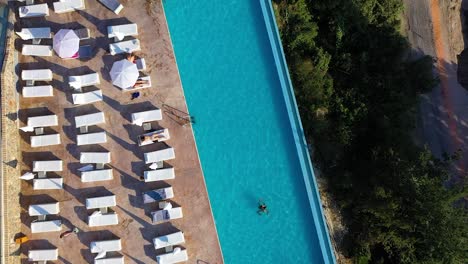 Piscina-De-Hotel-De-Arriba-Hacia-Abajo