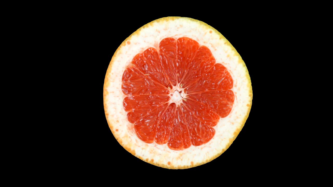 Pompelmo maturo in sezione ruota lentamente attorno al proprio asse. Isolato su sfondo bianco