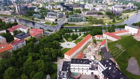 Royal-Palace-rooftop-and-cityscape-of-Vilnius,-aerial-panoramic-view