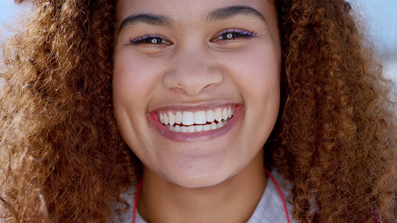 cara, gracioso y humor con una mujer negra riendo