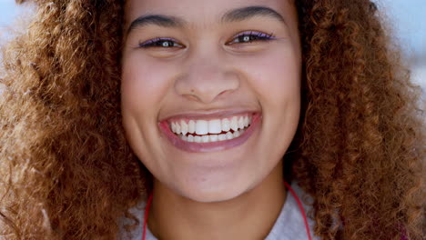 cara, gracioso y humor con una mujer negra riendo