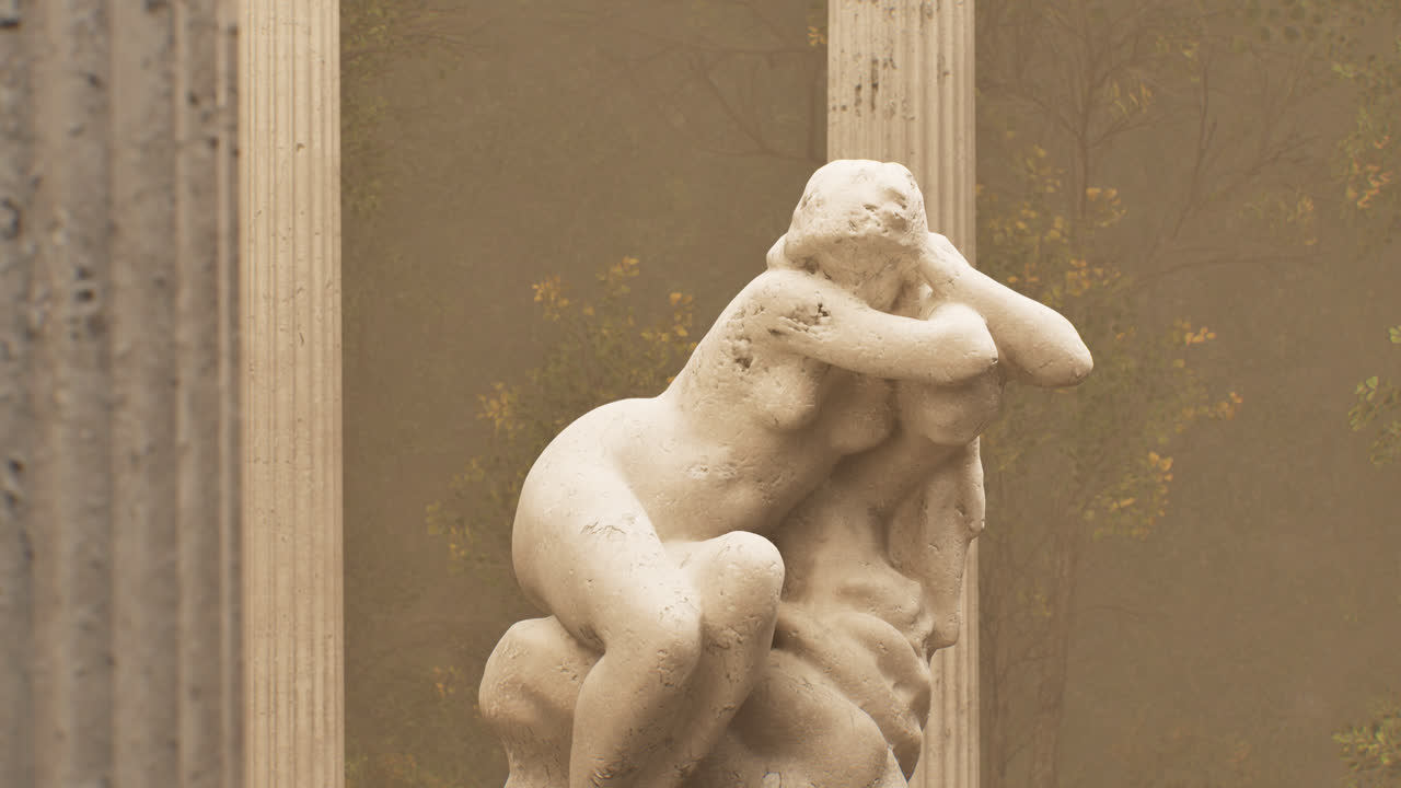 Statua classica in marmo di figure abbracciate in un giardino