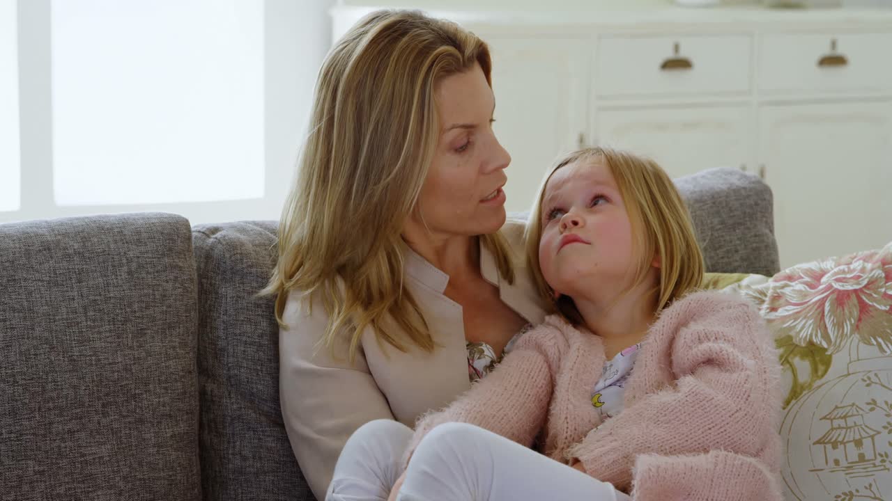 Mutter mit ihrer Tochter im Wohnzimmer 4k