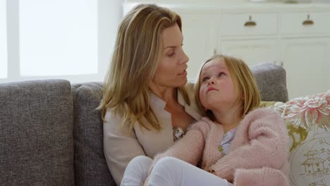 madre interactuando con su hija en la sala de estar 4k