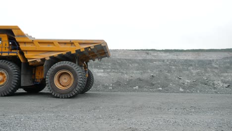 gran camión de minería amarillo en la cantera