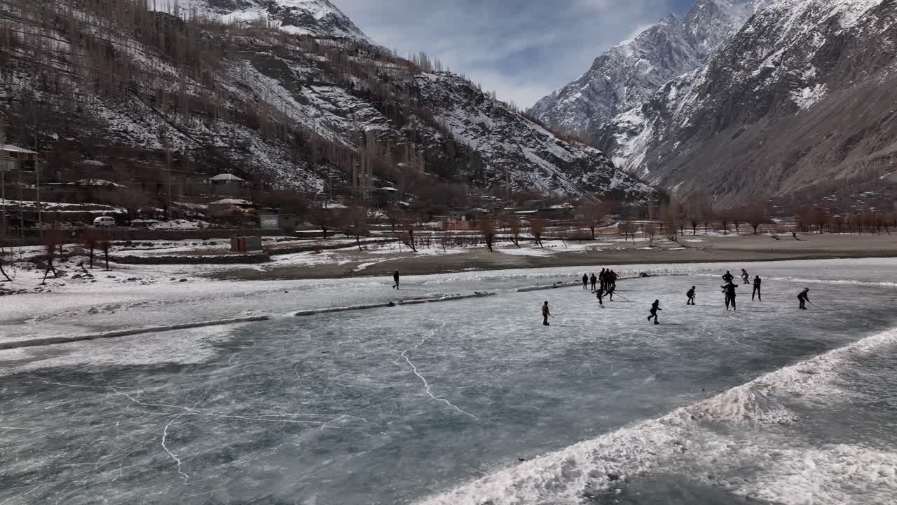 산이 있는 호수의 풍경
