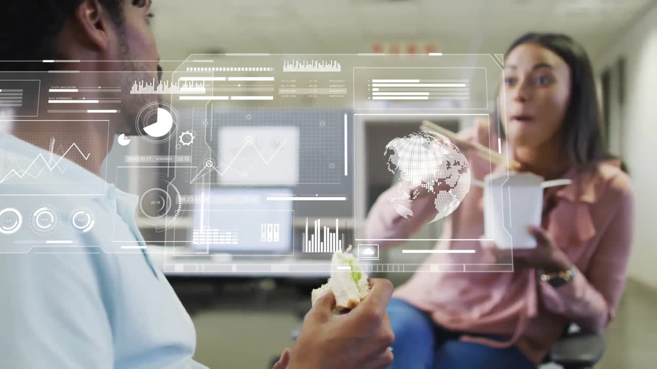 animación de procesamiento de datos sobre diversos colegas comiendo almuerzo para llevar en la oficina