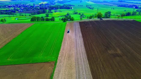vista aérea de campos agrícolas mixtos con maquinaria agrícola y paisajes rurales