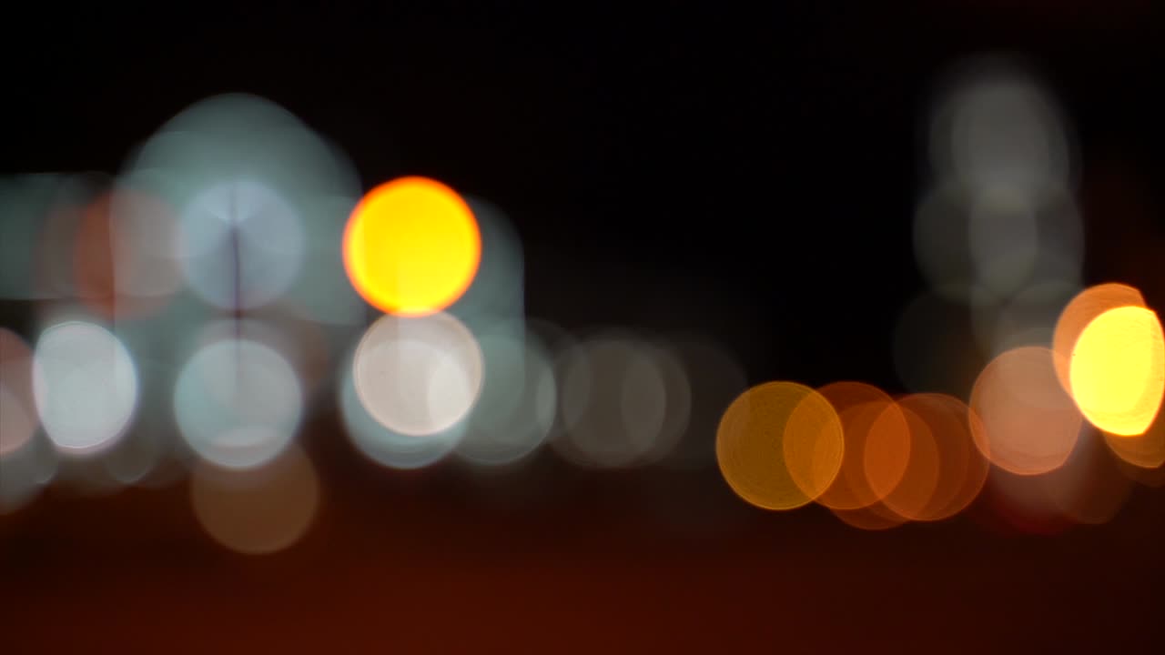 tráfico de bokeh borroso en la carretera por la noche en una gran ciudad,