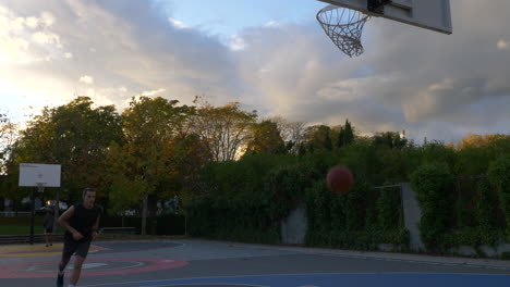 Jugador-De-Baloncesto-Regateando-Y-Haciendo-El-Tiro-En-Suspensión-En-La-Cancha-De-Baloncesto-En-Vancouver,-Canadá---Gran-Tiro