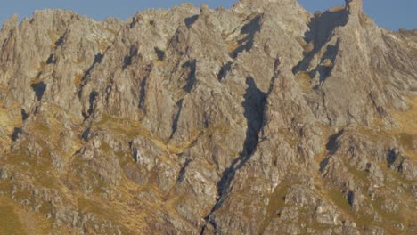 tiro inclinado hacia arriba de la cordillera molladalen durante el día soleado en noruega, europa