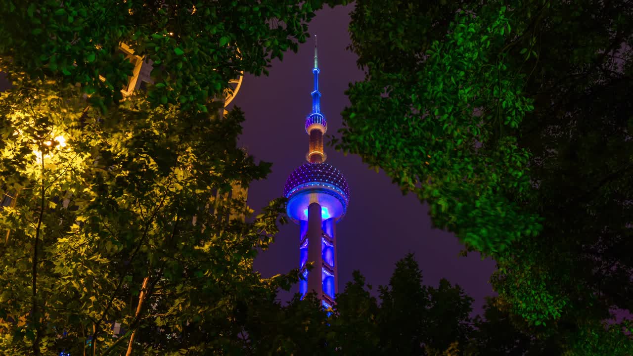 noche iluminada shanghai famosa perla torre oriental parte superior del parque vista 4k lapso de tiempo china