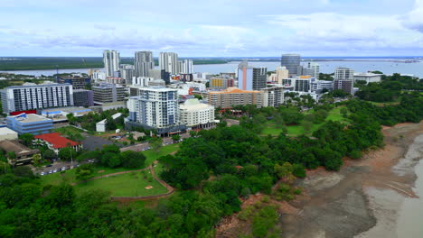 drone aéreo de la explanada de la ciudad de darwin con vistas al océano desde edificios comerciales