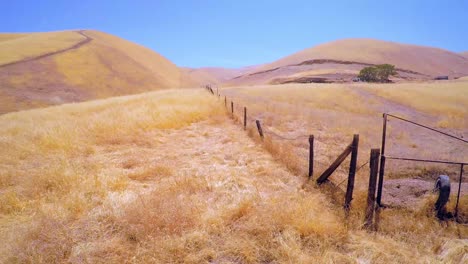 Una-Antena-Sobre-Las-Colinas-Cubiertas-De-Maleza-Amarilla-Del-Centro-De-California