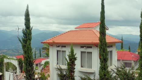 Rancho-la-vereda-house-and-landscape-in-background,-San-Jose-de-Ocoa