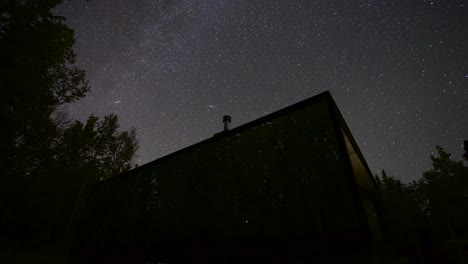 별똥별 - 별이 떨어지는 밤하늘의 별들의 저속 촬영