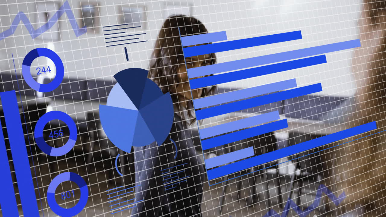 animación del procesamiento de datos financieros sobre empresaria biracial en la oficina