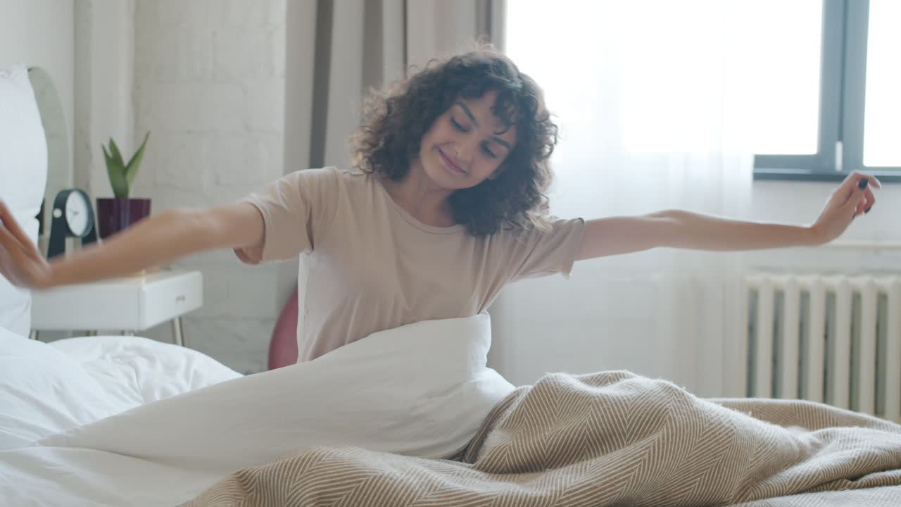 mujer estirándose en la cama