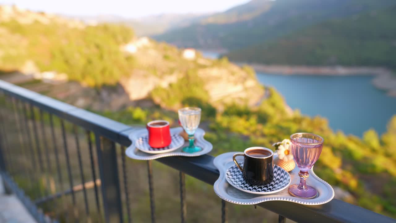 산을 볼 수 있는 터키 커피