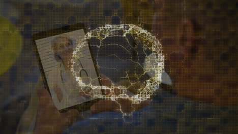 animación del cerebro humano girando sobre el hombre haciendo una videollamada de tableta
