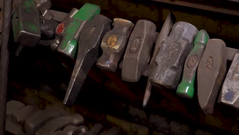 forja de metal de herrero en 4k