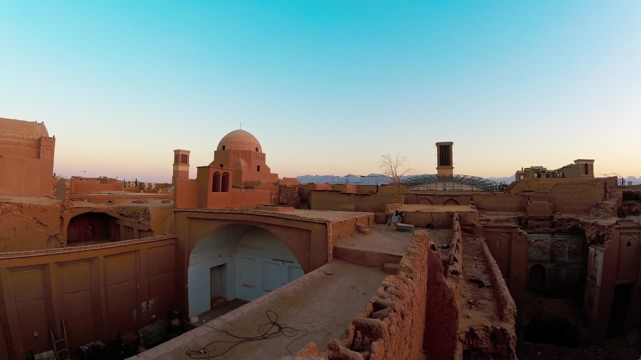 el lapso de tiempo estático vieja ciudad histórica de yazd techo de la ciudad vieja con atrapadores de viento vista panorámica al atardecer sin gente
