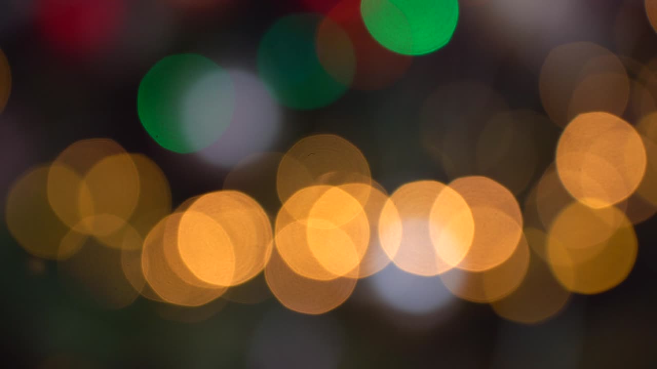 brillantes círculos de colores abstractos desenfocados luces de navidad fondo. luces de hadas borrosas. fuera de foco fondo de vacaciones árbol de navidad. bokeh de luz del árbol de xmas. tema de xmas y año nuevo. video 4k