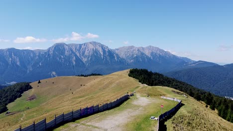 Imágenes-Aéreas-Sobre-Una-Estación-De-Esquí-En-Verano-Con-Impresionantes-Montañas-De-Fondo