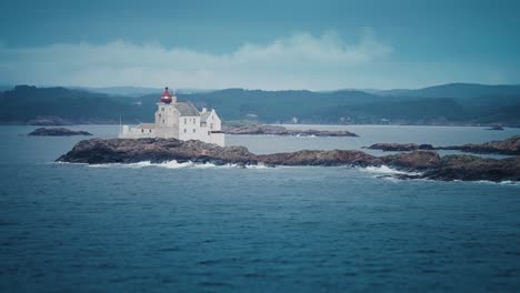 Ein-Leuchtturm-Auf-Einer-Kleinen-Felseninsel-An-Der-Norwegischen-Küste