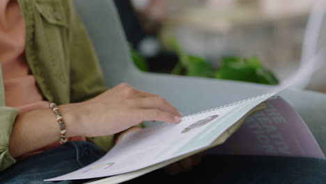 cerca de las manos de un joven leyendo un documento de proyecto estudiante aprendiendo información de negocios en la oficina de inicio