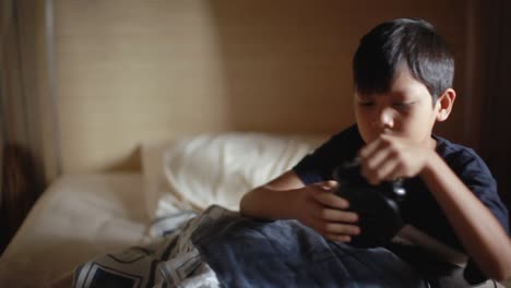 아시아계 소년은 머리를 긁적이다가 알람시계를 보고 늦게 일어나 학교에 가면서 충격을 받았다