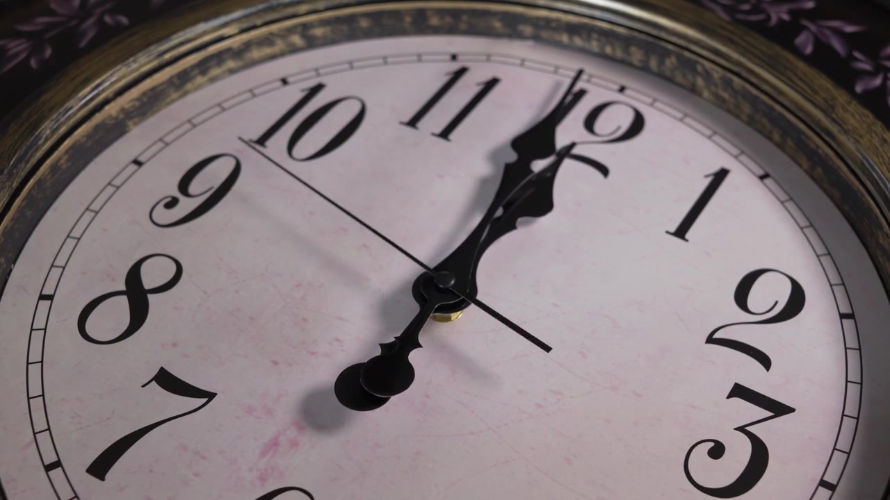Un time lapse ravvicinato del quadrante di un orologio da parete in stile antico con le lancette che girano rapidamente, a rappresentare il rapido scorrere del tempo.