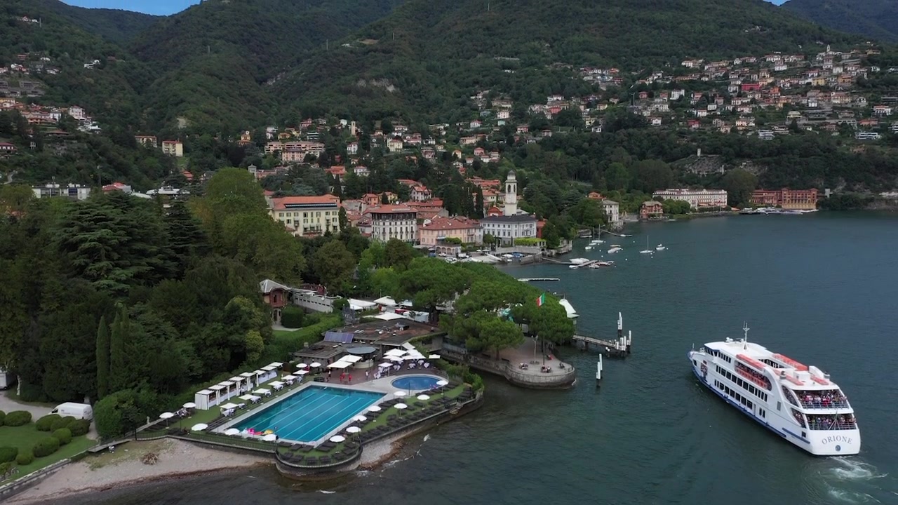 Il villaggio italiano di Cernobbio sul Lago di Como visto dall'alto.