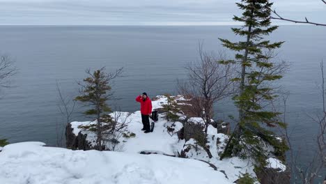 Persona-Mirando-Al-Lago-Superior-De-Pie-En-Un-Acantilado-En-Palisade-Head,-Viajes-De-Parques-Estatales-De-Minnesota