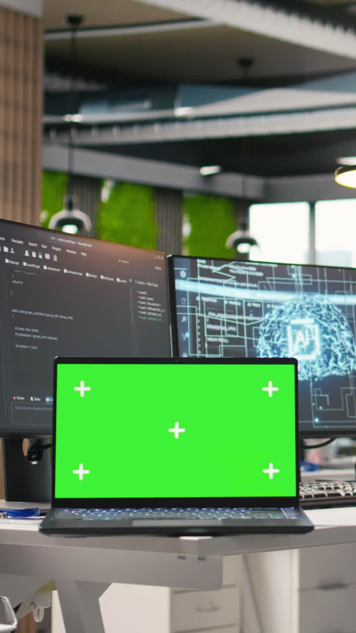 Video verticale: Laptop con schermo verde e algoritmi AI in esecuzione sui monitor dei computer