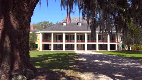 A-wide-shot-of-a-beautiful-gracious-Southern-mansion-on-an-estate-amongst-oak-trees-1