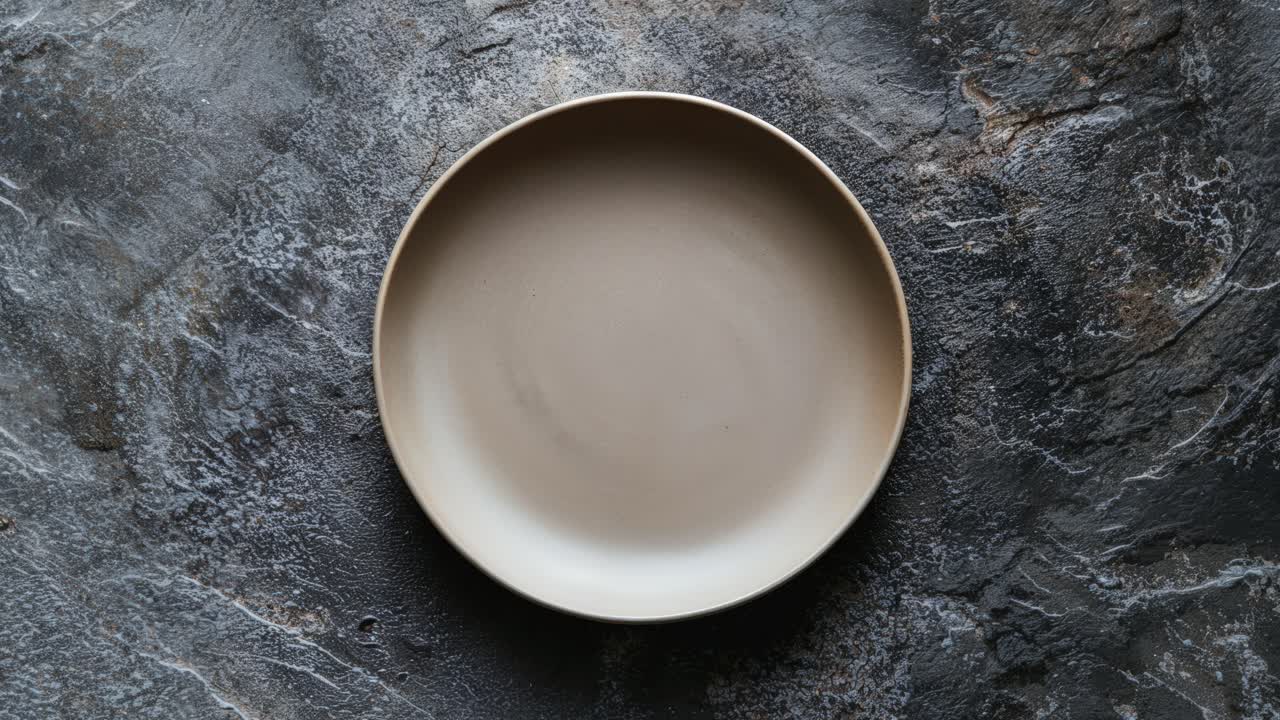 돌 테이블 위 에 있는  빈 갈색 접시