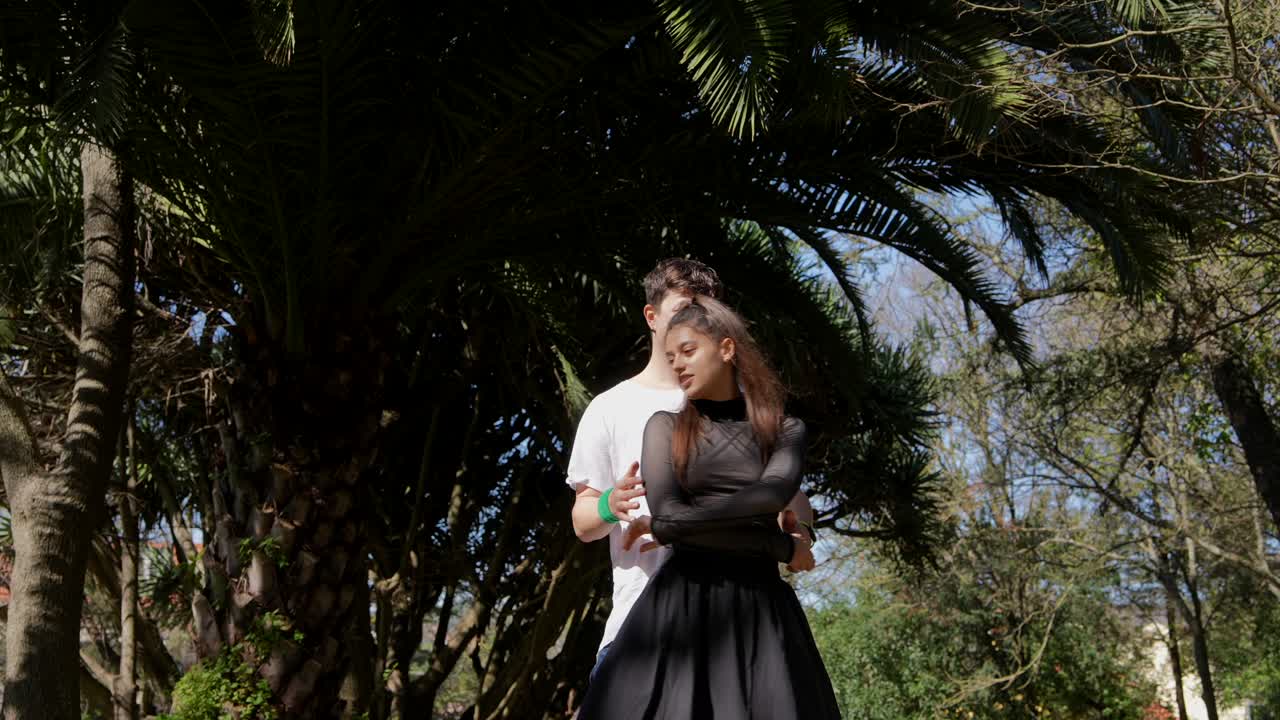 공원에서 춤을 추는 커플