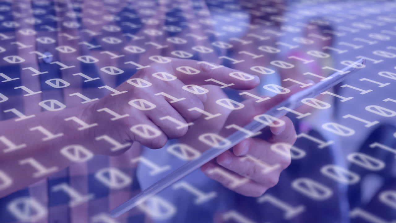 анимация обработки данных над кавказским человеком с помощью планшета