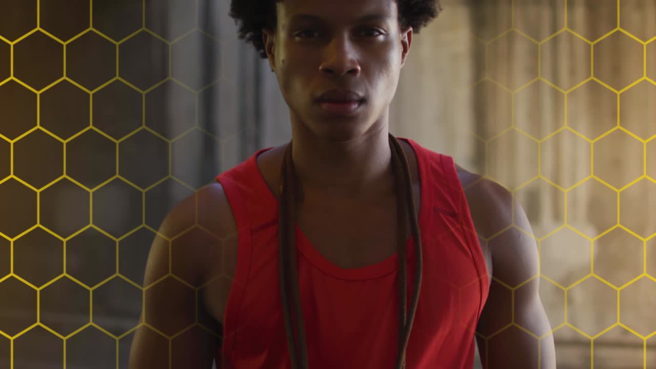animación de una cuadrícula hexagonal y luces sobre un atleta afroamericano que sostiene una cuerda para saltar