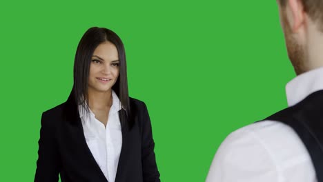 jóvenes atractivas mujeres morenas de pie aisladas contra el fondo de la pantalla verde. retrato de una hermosa mujer profesional en traje