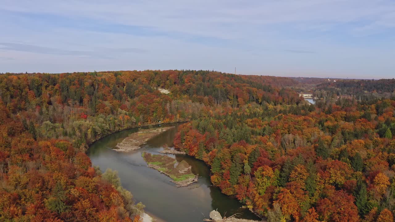 maravillosos colores otoñales: tiro de un dron de un río con pequeñas islas que conducen a través de un bosque colorido en otoño
