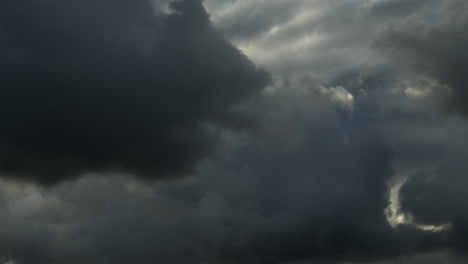 Lapso-De-Tiempo-De-Nubes-Oscuras-Y-Dramáticas-Moviéndose-Con-Parches-Azules-De-Cielo