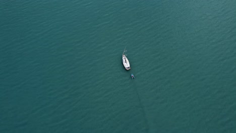 Imágenes-Aéreas-De-Un-Velero-En-Agua-Azul.