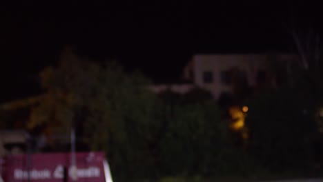 mann, der nachts spazieren geht