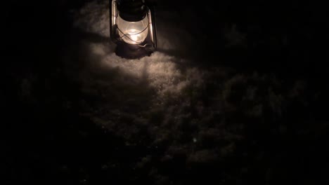 vieja linterna de aceite antigua retro lámpara de queroseno aceite en la nieve en el patio trasero la lámpara de aceite de cobre vintage en la temporada de invierno luz fuego llama quemando combustible para iluminar en la oscuridad en la vida rural iran gente local ciudad