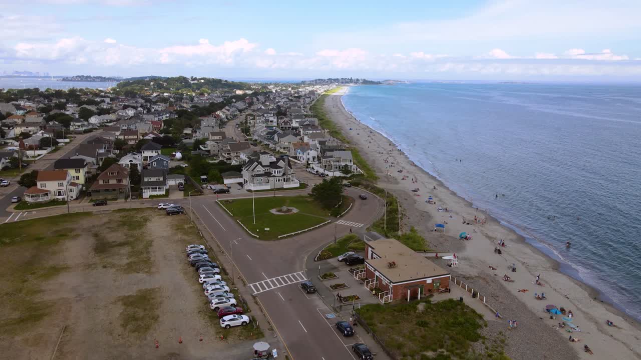 vista aérea en aumento sobre la concurrida playa de nantasket a lo largo de la ciudad costera de hull en massachusetts, ee.uu.