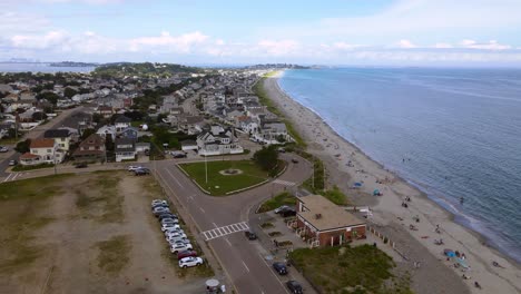 Steigende-Luftaufnahme-über-Dem-überfüllten-Nantasket-Beach-Entlang-Der-Küstenstadt-Hull-In-Massachusetts,-Usa