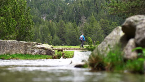 Aigüestortes-Nationalpark-In-Den-Katalanischen-Pyrenäen,-Spanien.-Einsames-Trekking,-Wandern-Entlang-Des-Rundwegs-In-Hochgelegenen-Bergen-Mit-Einem-Wasserstrahl-Im-Vordergrund